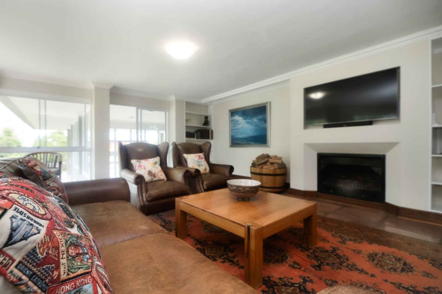 5 Bedroom Property for Sale in Fernkloof Estate Western Cape